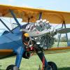 Eine Boing "Stearman" mit herunter gelassener Hose - Motorhaube natürlich.