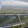 Autobahn und Schleppmaschine im Blickfeld.