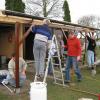 Holzschutzbehandlung der neuen Pfosten des Vordaches.