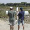 Modellflug auf Andalusisch: 50m Schotterweg mit Steinen übersät, irgendwo in der Pampa. Wind, fast Sturm, ein Steinhaufen mit einem Stück Trasierband als Windsack und ein seeehr robustes Modell! Aber es funktioniert! (Aufgenommen von Jürgen Deininger auf Andalusien, nahe Conil de la frontera).